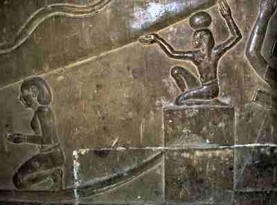 Ruß auf Dendera-Relief